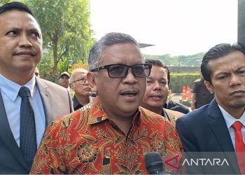 BERITA TERKINI: Hasto Kristiyanto Bebas, Langsung Beri Tanda Tangan Saat Keluar Rutan KPK