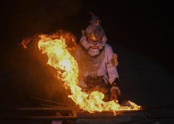 Foto: Sendratari Ramayana di Candi Prambanan Menarik Wisatawan