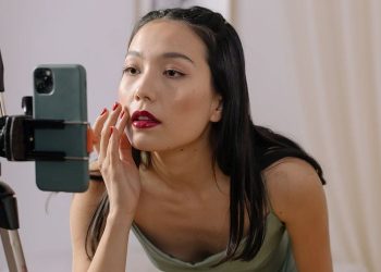 8 Kebiasaan Malam yang Membuatmu Tampak Tua dan Perubahan Sederhana untuk Vitalitas Lebih Segar