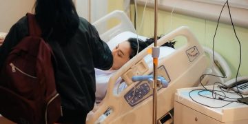 7 Potret Fuji Temani Erika Carlina Saat Melahirkan, Setia Mendampingi!