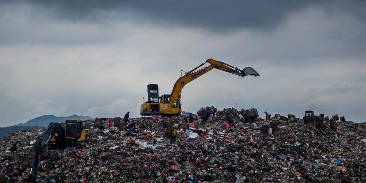 346 TPA di Jawa Barat Terkena Sanksi KLH, Termasuk Jalupang Karawang
