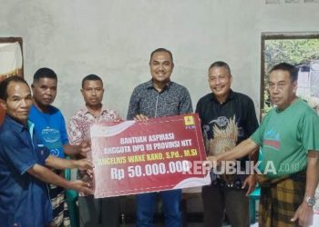 Senator Angelo Serahkan Bantuan Aspirasi untuk Masyarakat Ende, Bantu Rumah Ibadah