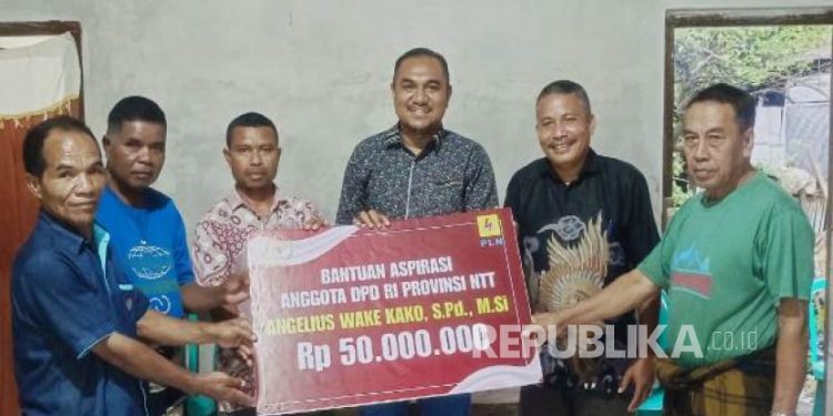 Senator Angelo Serahkan Bantuan Aspirasi untuk Masyarakat Ende, Bantu Rumah Ibadah