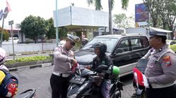 Polantas Mengajak: Edukasi Keselamatan dan Nasionalisme di Jalanan Gresik