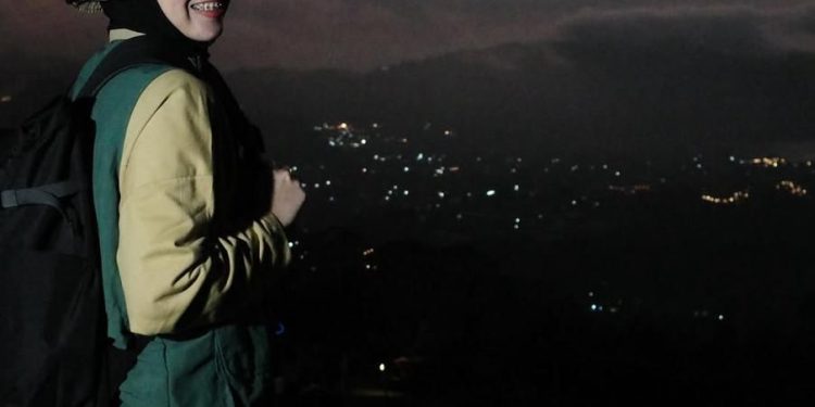 10 Foto Natasha Rizky Mendaki Gunung Batur Bersama Teman, Seru!