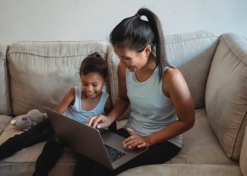 Studi: Terlalu Banyak Layar Ancam Jantung Anak