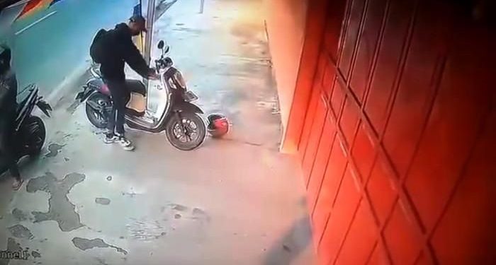 Pencuri Pemula Gagal Rampok Honda Scoopy, Terekam CCTV