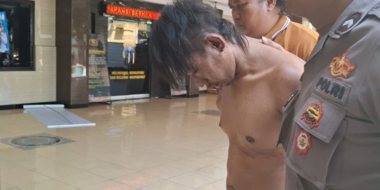 Pria Dihakimi Massa dan Aparat Saat Upacara, Bawa Kunci Terlarang