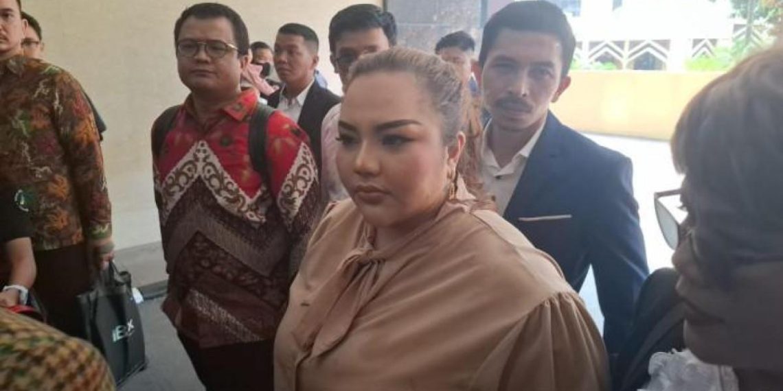 Lisa Mariana Klaim Dana dari Ridwan Kamil untuk Anak