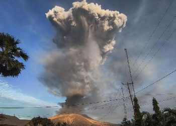 Lewotobi Meletus 4 Kali, Abu Mencapai 2 Kilometer