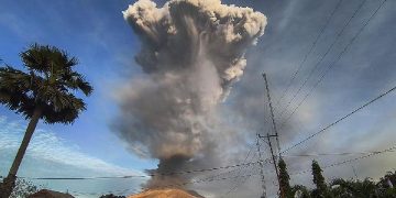 Lewotobi Meletus 4 Kali, Abu Mencapai 2 Kilometer