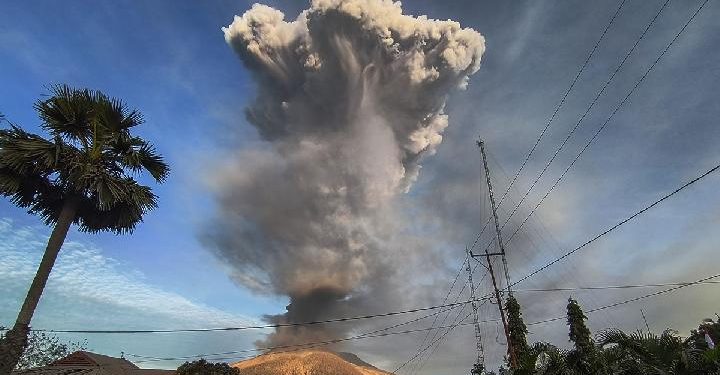 Lewotobi Meletus 4 Kali, Abu Mencapai 2 Kilometer