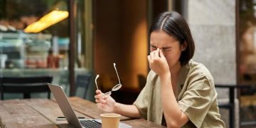 Tak Peduli Waktu, Ini Dampak Buruknya Bagi Mata Anda