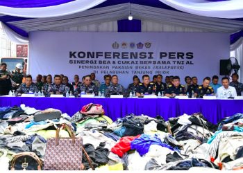 TNI AL dan Bea Cukai Gagalkan Penyelundupan Pakaian Bekas Jutaan Rupiah