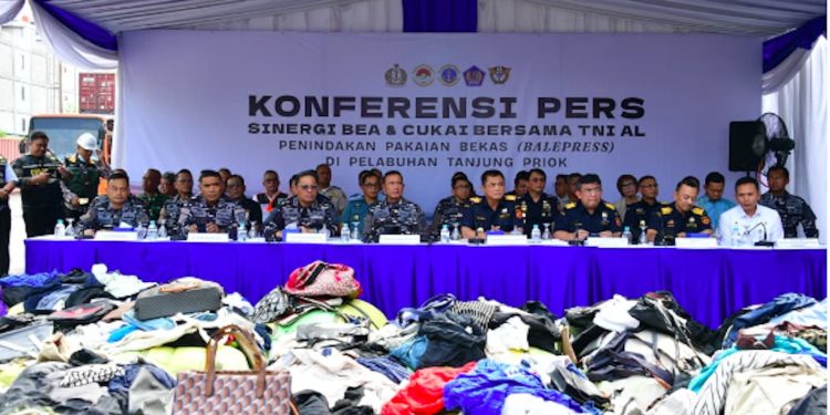 TNI AL dan Bea Cukai Gagalkan Penyelundupan Pakaian Bekas Jutaan Rupiah