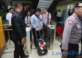 Momen Penyidik KPK Bawa 3 Koper Hasil Penggeledahan di Ditjen PHU Kemenag