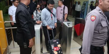Momen Penyidik KPK Bawa 3 Koper Hasil Penggeledahan di Ditjen PHU Kemenag
