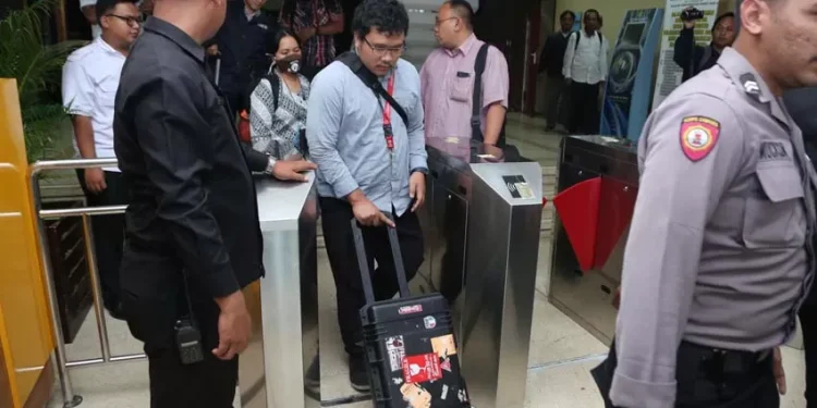 Momen Penyidik KPK Bawa 3 Koper Hasil Penggeledahan di Ditjen PHU Kemenag