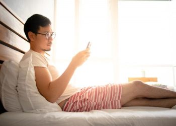 Jika Anda Cek Ponsel Saat Bangun, Psikologi Ungkap 7 Sifat Ini