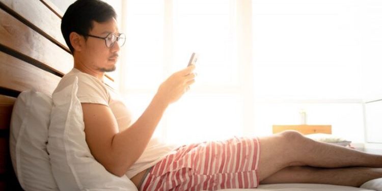 Jika Anda Cek Ponsel Saat Bangun, Psikologi Ungkap 7 Sifat Ini