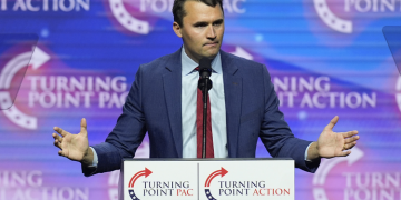 FBI Beri Hadiah Rp1,63 Miliar untuk Tangkap Pelaku Penembakan Charlie Kirk