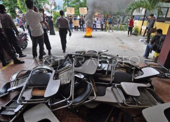 Demonstrasi Mahasiswa Ricuh, Tiga Orang Ditahan dan Diserahkan ke Rektorat