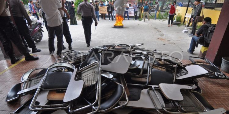 Demonstrasi Mahasiswa Ricuh, Tiga Orang Ditahan dan Diserahkan ke Rektorat