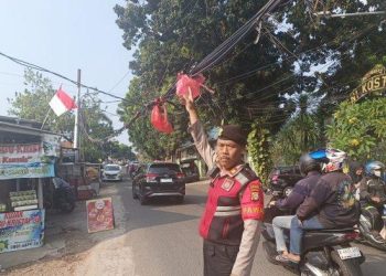 Wanita kabur setelah makan di Srengseng, dikelilingi warga hingga memohon maaf