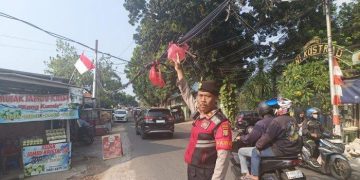 Wanita kabur setelah makan di Srengseng, dikelilingi warga hingga memohon maaf
