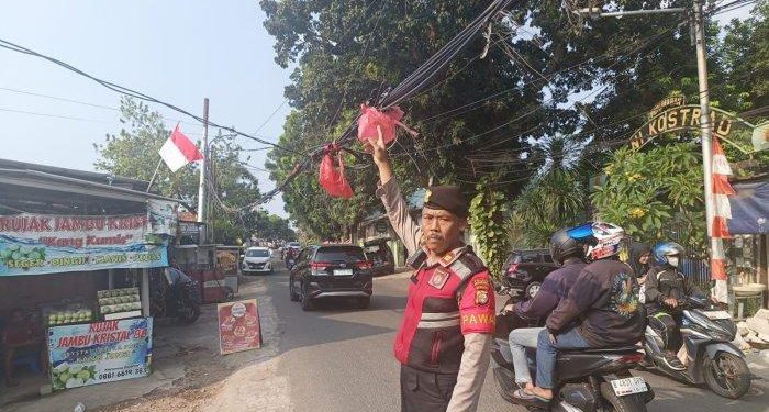 Wanita kabur setelah makan di Srengseng, dikelilingi warga hingga memohon maaf