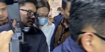 Tangan Terborgol, Richard Lee Dibawa ke Ruang Tahanan Polda
